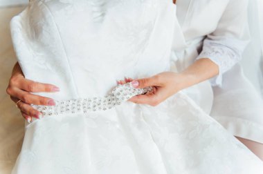 Gelin Gelinlik dekore edilmiş bir kemer ile koyarak