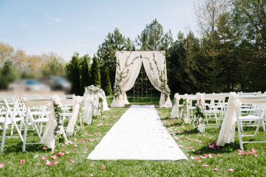 Açık havada düğün töreni için güzel ayarı