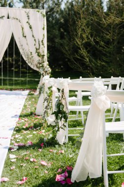 Açık havada düğün töreni için güzel ayarı