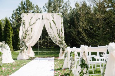 Açık havada düğün töreni için güzel ayarı