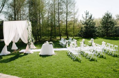 Açık havada düğün töreni için güzel ayarı