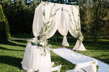 Açık havada düğün töreni için güzel ayarı