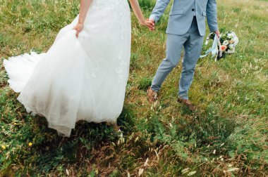 dağlarda bir düğün kutluyor çift