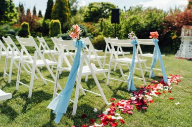 düğün kemer ve parkta çim sandalye.