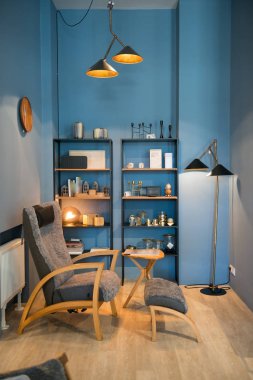 Daire modern koltuklar ve mavi duvar ile