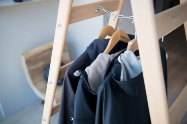 Şık ayakkabılar ve giysiler daireler ile raf