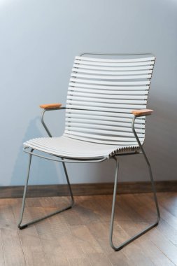 Daire modern koltuklar ve mavi duvar ile