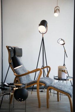 Daire modern koltuklar ve mavi duvar ile