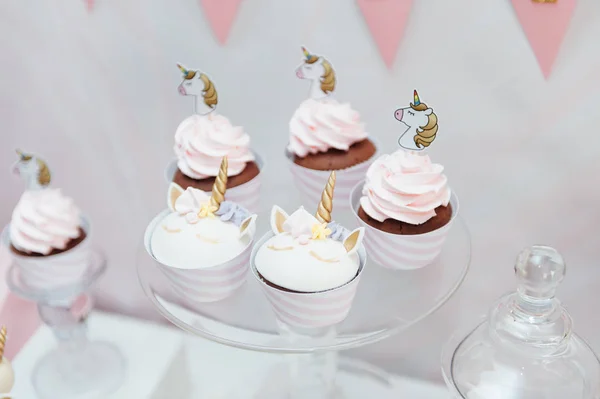 어린이 생일 파티 장식 및 케이크. — 스톡 사진