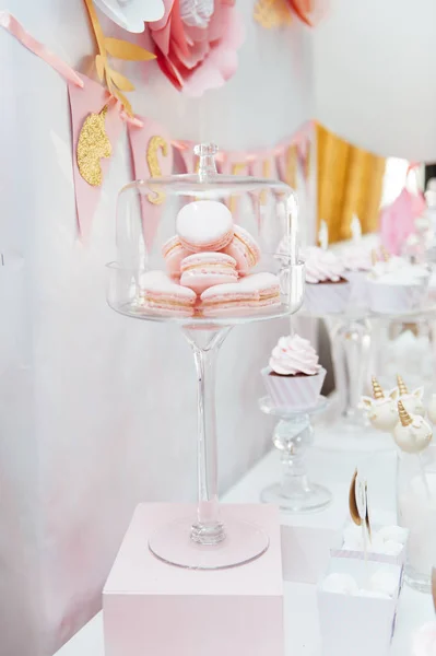 Festa di compleanno per bambini decorazione e torta . — Foto Stock