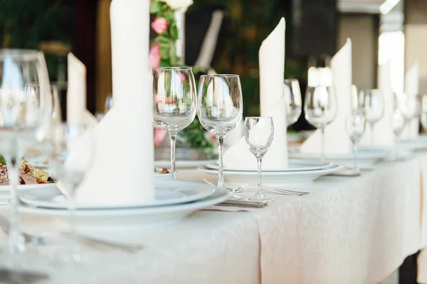 Prachtig geserveerd tafel in een restaurant — Stockfoto