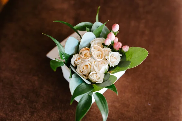 Doos van de gift, trouwringen en bloemen voor de bruid — Stockfoto