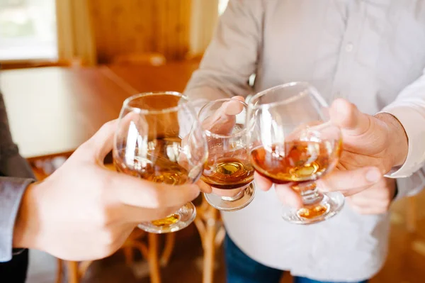 konyak veya brendi alkış için kadeh kaldiralim arkadaş grubu