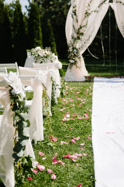 Beautiful setting for outdoors wedding ceremony — Stock Photo, Image