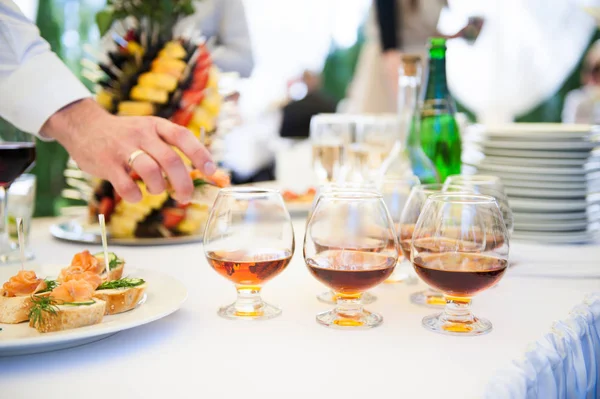 Deliciosos aperitivos en la mesa de recepción de la boda en un lujoso restaurante al aire libre —  Fotos de Stock