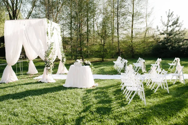 Beautiful setting for outdoors wedding ceremony — Stock Photo, Image