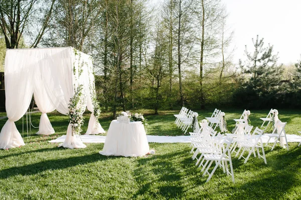 Beautiful setting for outdoors wedding ceremony — Stock Photo, Image