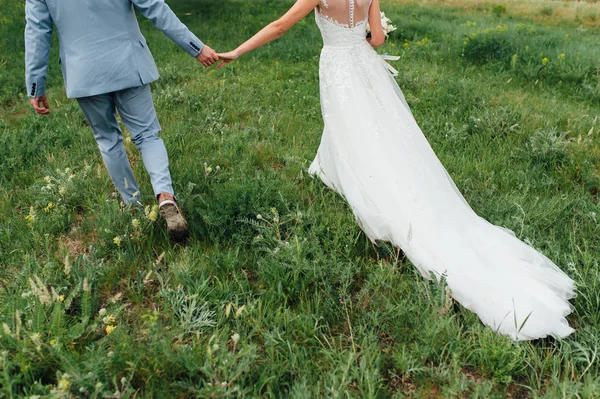 Pareja celebrando una boda en las montañas —  Fotos de Stock