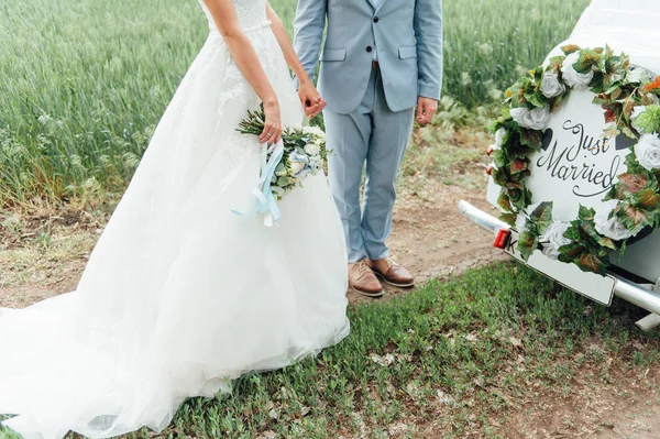 Bella macchina da sposa con targa appena sposata — Foto Stock