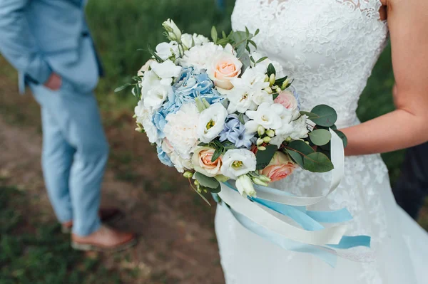 Наречена в сукні тримає весільний букет — стокове фото