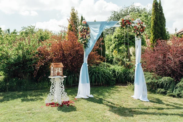 Arco de casamento e cadeiras na grama no parque . — Fotografia de Stock