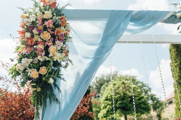 Arco de casamento e cadeiras na grama no parque . — Fotografia de Stock