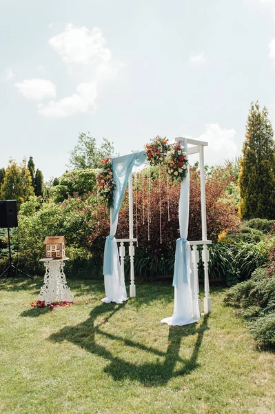 婚礼拱门和椅子在公园的草地上. — 图库照片