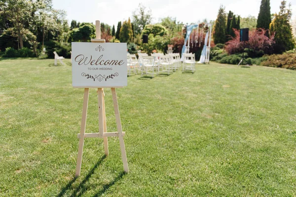 Konuklar için bir düğün için davetiye