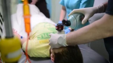 Acil durum bölümü: Doktorlar, hemşireler ve cerrahlar ağır yaralı hasta taşıma.