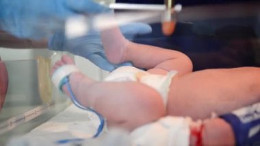Neonatal resüsitasyon. Kadın Doktor muayene yeni doğan bebek Kliniği