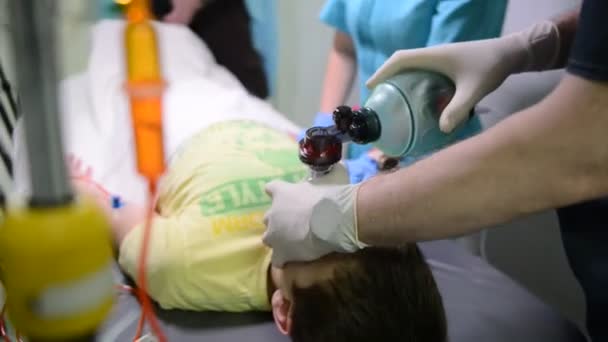 Departamentul de Urgență: Medicii, asistenții medicali și chirurgii se mișcă pacientul grav rănit . — Videoclip de stoc