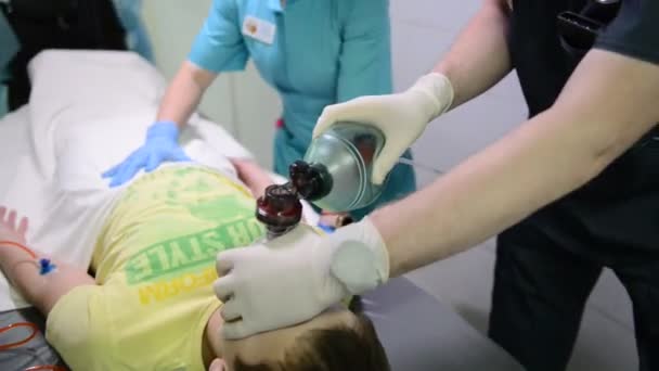 Pohotovost: Lékařů, zdravotních sester a lékařů přesunout vážně zraněných pacientů. — Stock video