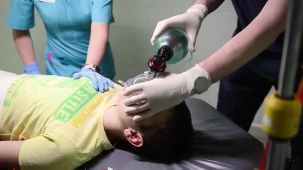 Pronto soccorso: medici, infermieri e chirurghi si muovono Paziente gravemente ferito . — Video Stock