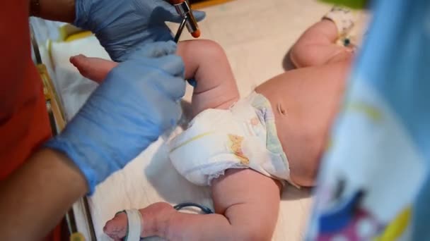 Resuscitaci. Vyšetřující lékařka novorozené dítě v klinice — Stock video