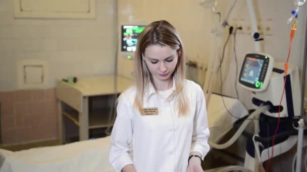 Beautiful woman doctor prepares for examination of patients — Stock Video