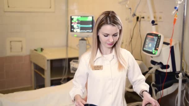 Красивая женщина врач готовится к обследованию пациентов — стоковое видео