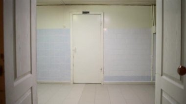 Acil durum bölümü: Doktorlar, hemşireler ve cerrahlar ağır yaralı hasta taşıma.