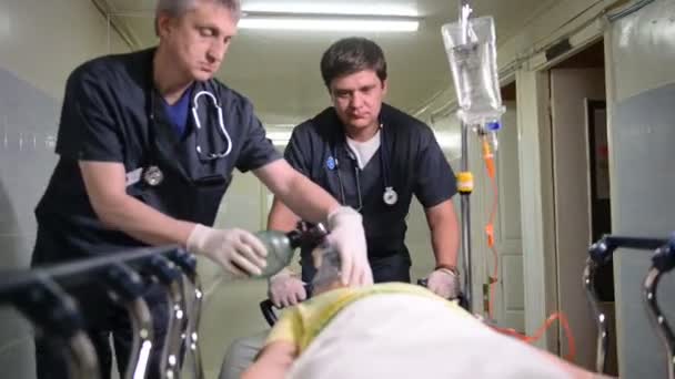 Oddziału ratunkowego: Lekarzy, pielęgniarek i lekarzy przenieść pacjenta poważnie rannych. — Wideo stockowe