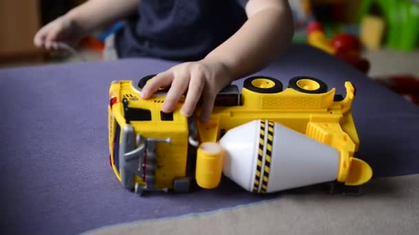 Kleine jongen spelen met speelgoedauto in de kinderkamer — Stockvideo