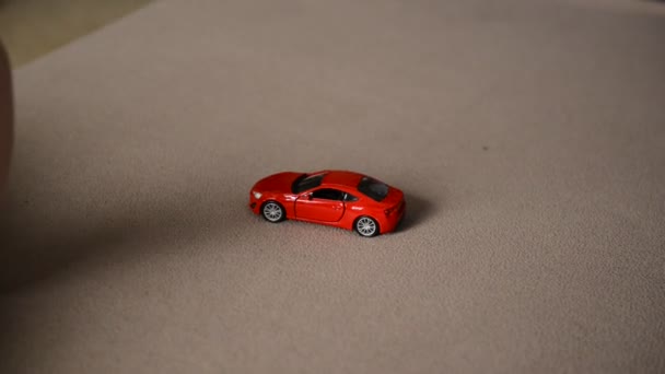 Niño jugando con coche de juguete en la habitación de los niños — Vídeos de Stock