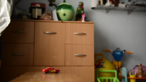 Kleiner Junge spielt mit Spielzeugauto im Kinderzimmer — Stockvideo