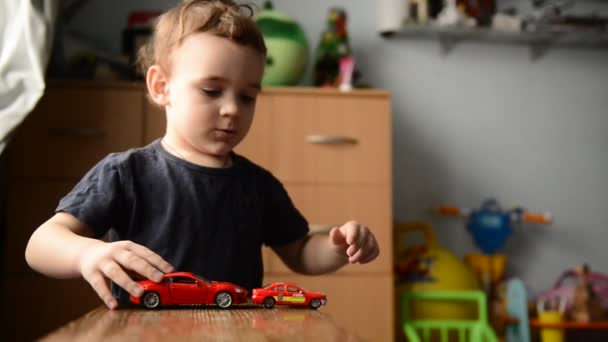 Маленький Мальчик Играет Игрушечной Машиной Детской Комнате — стоковое видео