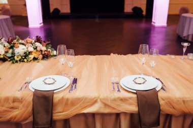 Lüks, zarif düğün resepsiyon masası düzenlemesi, çiçek süsü.