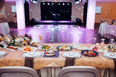 Lüks, zarif düğün resepsiyon masası düzenlemesi, çiçek süsü.