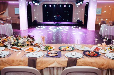 Lüks, zarif düğün resepsiyon masası düzenlemesi, çiçek süsü.