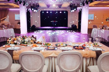 Lüks, zarif düğün resepsiyon masası düzenlemesi, çiçek süsü.