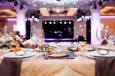 Lüks, zarif düğün resepsiyon masası düzenlemesi, çiçek süsü.