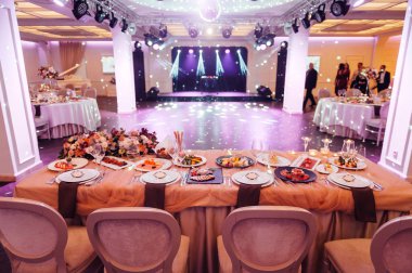 Lüks, zarif düğün resepsiyon masası düzenlemesi, çiçek süsü.