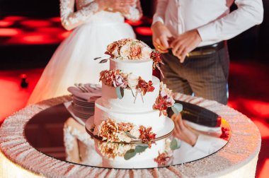 Güzel lezzetli beyaz düğün pastası. Düğün günü