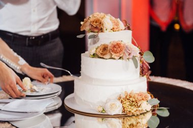 Güzel lezzetli beyaz düğün pastası. Düğün günü